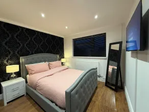 Stylish & Cosy Home in Bridgend with free parking - Image 4