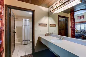 Warm Columbia Retreat Blending Rustic Charm with Modern Amenities - Image 4