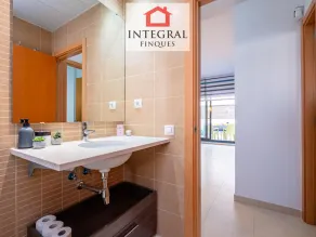 Cozy 2-Bed Apartment with Terrace, 3 Min Walk to Beach, WiFi & A/C - Image 5