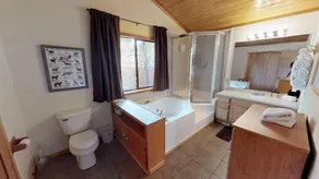 Les clients adorent la commodité de cette cabine de luxe en ville. Il est situé à environ 1/4 mile du chai - Image 3