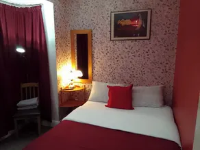 Apartment Sleeps 4 - Garden & Free Parking - Image 3