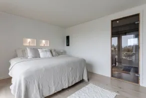 Captivating 3-Bed Villa in Halanda with Lake View - Image 4
