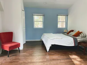 Airy 3BR on the banks of a roaring creek - Image 4