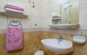 Pet friendly apartment in Porec - Image 3