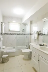 Gated 2 Bedroom Oasis with pool / Beaches & Hipstrip in walking distance - Image 2