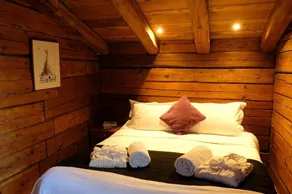 Chalet, à 200m des pistes de ski, terrasse, cheminée ou poêle à bois, parking, télévision - Image 5