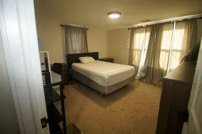 BEAUTIFULLY RENOVATED HOME WITH YARD. WE ARE PET FRIENDLY. - Image 4