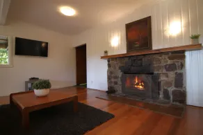 Private & tranquil waterfront house & property in Eildon's exclusive Taylor Bay - Image 2