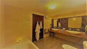 Villa côtière avec piscine privée et court de tennis, à quelques pas de la mer - Image 2