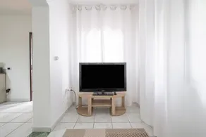 Apartment \"Noemi\" with Shared Garden and Wi-Fi - Image 2