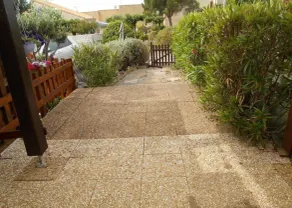 Detached house with terrace and small garden - Image 5