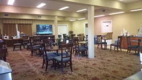 Sunday House Inn and Suites - Image 5