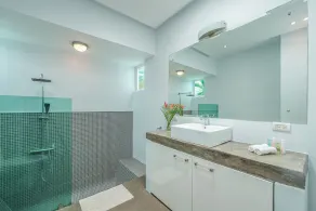 Modern Villa with Ocean view - Image 3