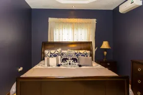 Kingston Luxury Family Retreat - Image 5