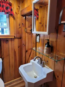 Cozy cottage get-away at Lake Winnipesaukee with swim access off dock - Image 3
