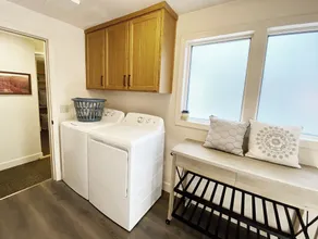 Premier Neighborhood - Sleeps 10 - King Beds - .37 miles to Autzen - walk to UO - Image 2