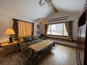 Cozy ski cabin, minutes to mountains - Image 4