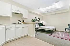Chic Studio - In Downtown Highland Park, by Metra - Image 4