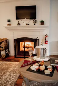 Deluxe King Room w/fireplace and separate entrance - Image 2