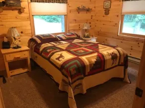 3 Bdrm, Loft, 1.5 baths knotty pine cabin, handicap accessible on 55 acre lake - Image 5