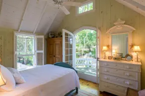 Impeccably Restored & Charming Victorian Summer Cottage-5 Bed, 4 Bath, Sleeps 10 - Image 4