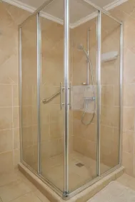 Luxury Family Home with Amenities - Image 3