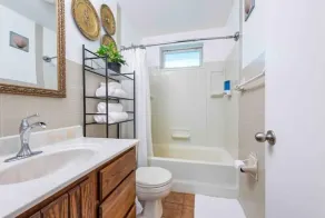Beautiful Cottage on Large one Acre Private Lot - Image 4