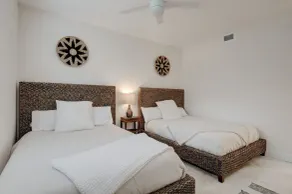 NAPLES DESIGNER VILLA RETREAT STEPS FROM MERCATO - Image 4