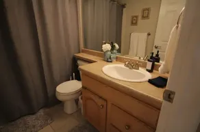 Upscale 2-bedroom with onsite parking. - Image 5
