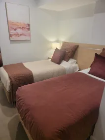 CBD Deluxe Private 2 bedroom apartment - Image 4