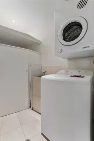 Spacious 3-Bed Apartment by the MCG - Image 2