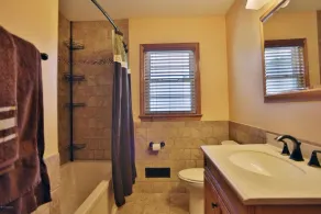 Beautiful Germantown Gem close to everything. - Image 4
