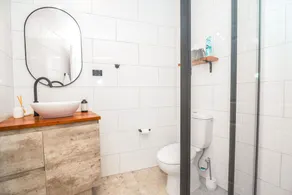Quiet Centrally located apartment only 10 mins from Airport! - Image 2