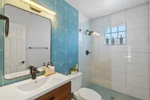 Modern 5 bedroom with Pool and Hot Tub - Image 3