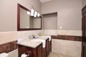 Modern, spacious King and Queen Suite. Sleeps up to 10 - Image 5