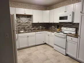 SwinHousing - Main Street Suite, Sleeps 8 - Image 4
