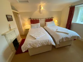 Historical Chapel Cottage. Professional Tennis Court, sea views, 2 mins to beach - Image 5