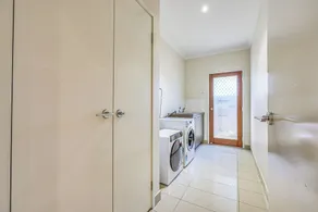 Stylish Luxe House For Big Group Near Shopping Center - Image 3