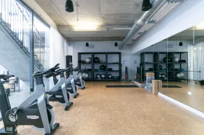 Upscale West Loop 1BR w/ W/D, Gym & Lounge, nr L, by Blueground - Image 3
