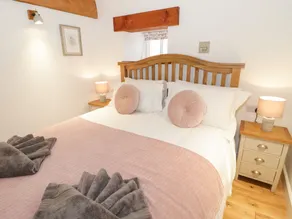 THE SHIPPON, romantic, luxury holiday cottage in Llanrwst - Image 5