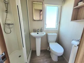 St Osyth- Sleeps8-freeparking-wifi-holidaypark - Image 4