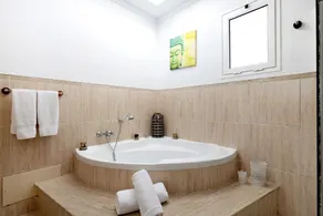 Luftkonditionerad villa med lyxig pool och uteplats nära golfbanan - Image 4