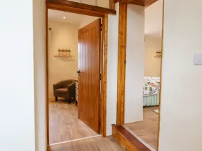 QUOIT X BARN, pet friendly, with open fire in Bampton, Devon - Image 5