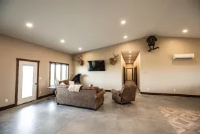 Spacious lodge with fishing pond. - Image 5