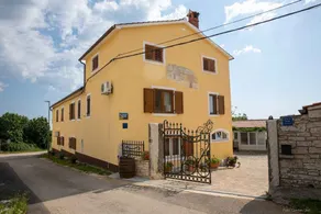 Studio with shared outdoor pool - Image 5