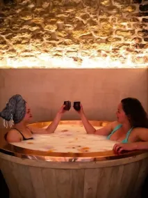 Hen Party Cottage with Spa & Catering: up-to 10 guests - Image 3