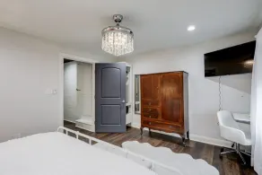 Artsy City 3 Bedroom - Image 4