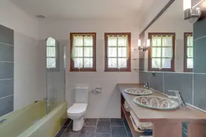 Oliveraie Carasse, vieux mas dans une oliveraie avec piscine - Image 2