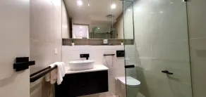 Near  new 3 bedroom residence - Image 3