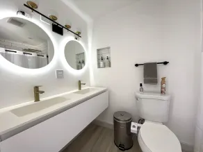 Luxury 5 Bedroom Home, 3 Minute Walk from the Beach - Image 2
